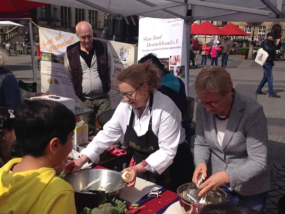Bild von Eva Quante-Brandt und Barbara Stadler beim kochen. 