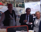 Bild von Bürgermeister Carsten Sieling am Stand von Slow Food Bremen e.V.
