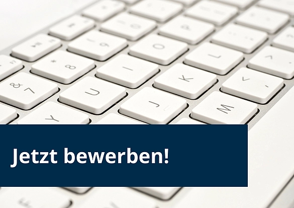 Man sieht eine Tastatur mit der Taste jetzt bewerben.