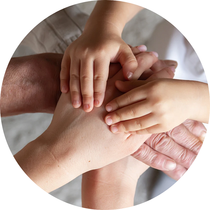 Hände, die übereinanderliegen. 