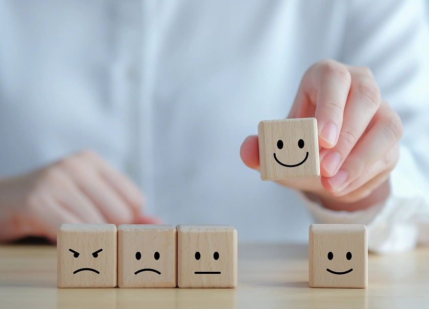 Bausteine mit unterschiedlichen Gesichtsausdrücken, traurig, wütend, lachend, neutral