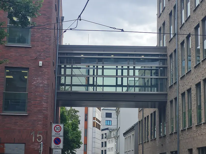 Die Glasbr&uuml;cke, die zwei Geb&auml;ude miteinander verbindet
