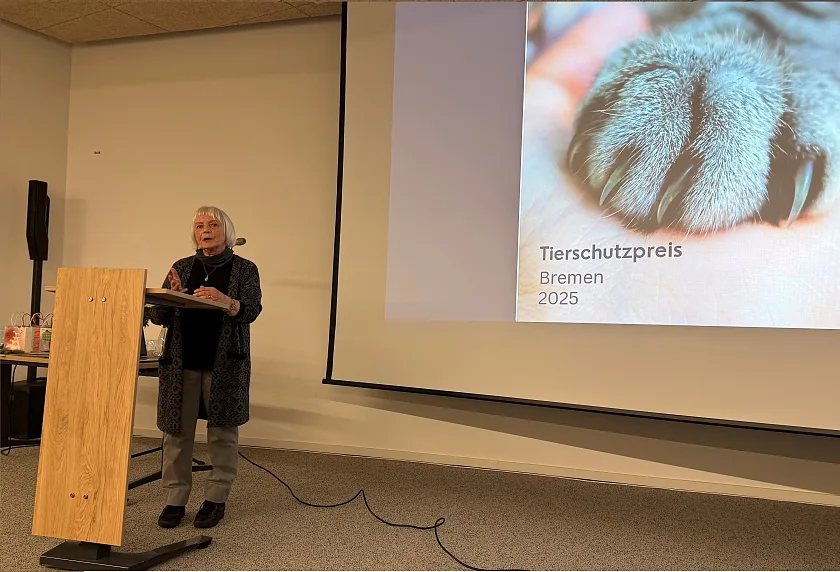 Brigitte Wohner-Mäurer, 1. Vorsitzende des Bremer Tierschutzvereins, würdigt die Engagierten im Tierschutz
