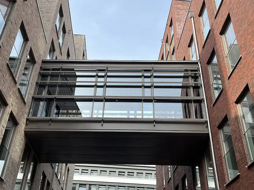 Glasbrücke mit aufgeklebtem Punktraster