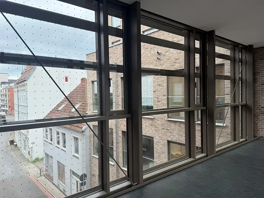 Blick von Innen gegen die Scheiben mit Punktraster