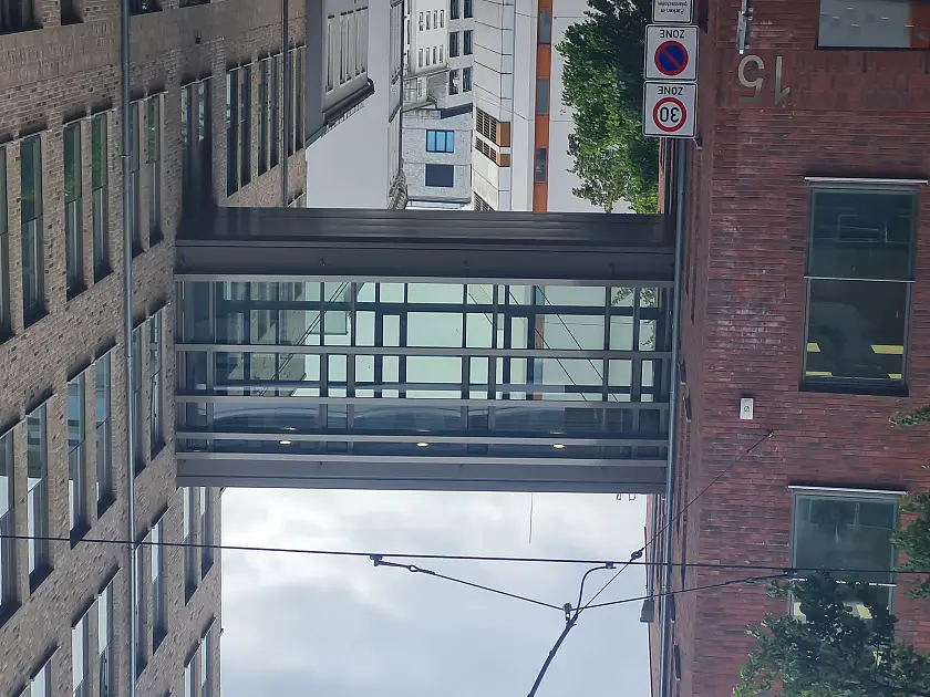 Die Glasbrücke, die zwei Gebäude miteinander verbindet