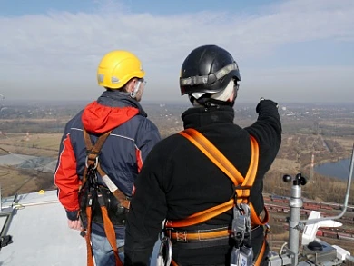 Arbeiter auf einer Plattform