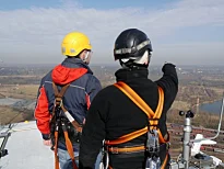 Arbeiter auf einer Plattform