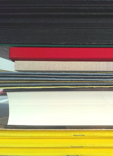 Schriftstücke und Mappen auf einem Stapel