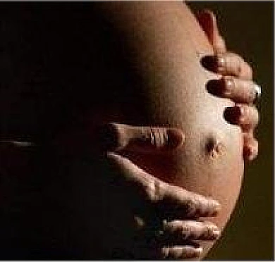 Bauch einer schwangeren Frau