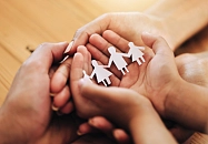 Hände halten Menschen aus Papier.