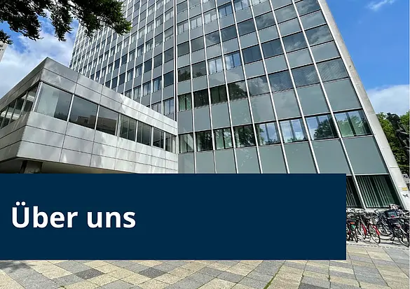 Man sieht den Behördeneingang.