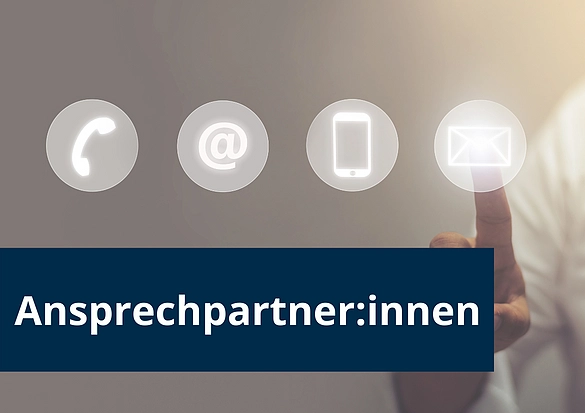Man sieht Icons mit Telefon, Sprechblase, Smartphone und Briefumschlag. Eine Hand klickt auf den Briefumschlag. 