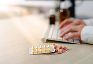 Es sind Pillen zu sehen.