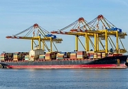 Ein Containerschiff im Hafen.