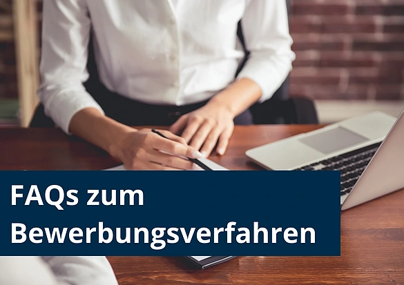 Man sieht die Situation eines Bewerbungsgesprächs.