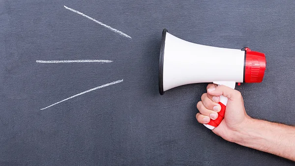 Megaphon vor schwarzem Hintergrund.