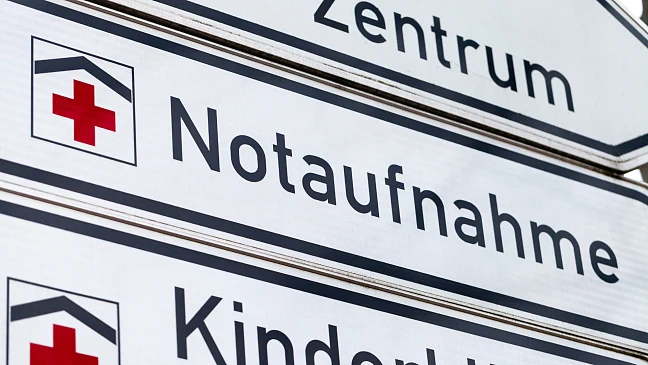 Verkehrsschilder mit der Aufschrift Notaufnahme.