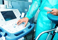 Es ist ein Ultraschallgerät zu sehen.