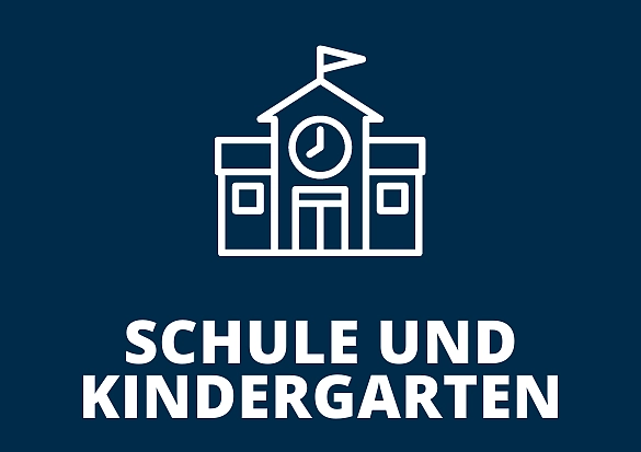 Es ist ein Gebäude mit Uhr und Fahne zu sehen.