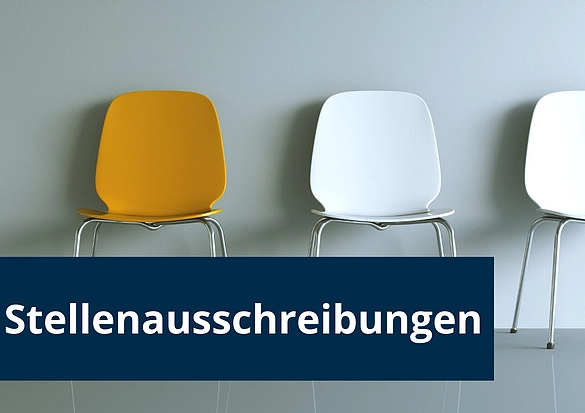 Man sieht weiße Stühle und einen gelben Stuhl.