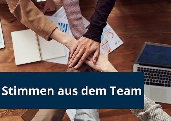 Man sieht fünf Hände, die übereinander liegen.