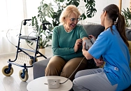 Bei einer Frau wird der Blutdruck gemessen.