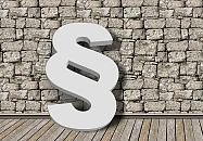 Ein Gesetzeszeichen vor einer Steinwand